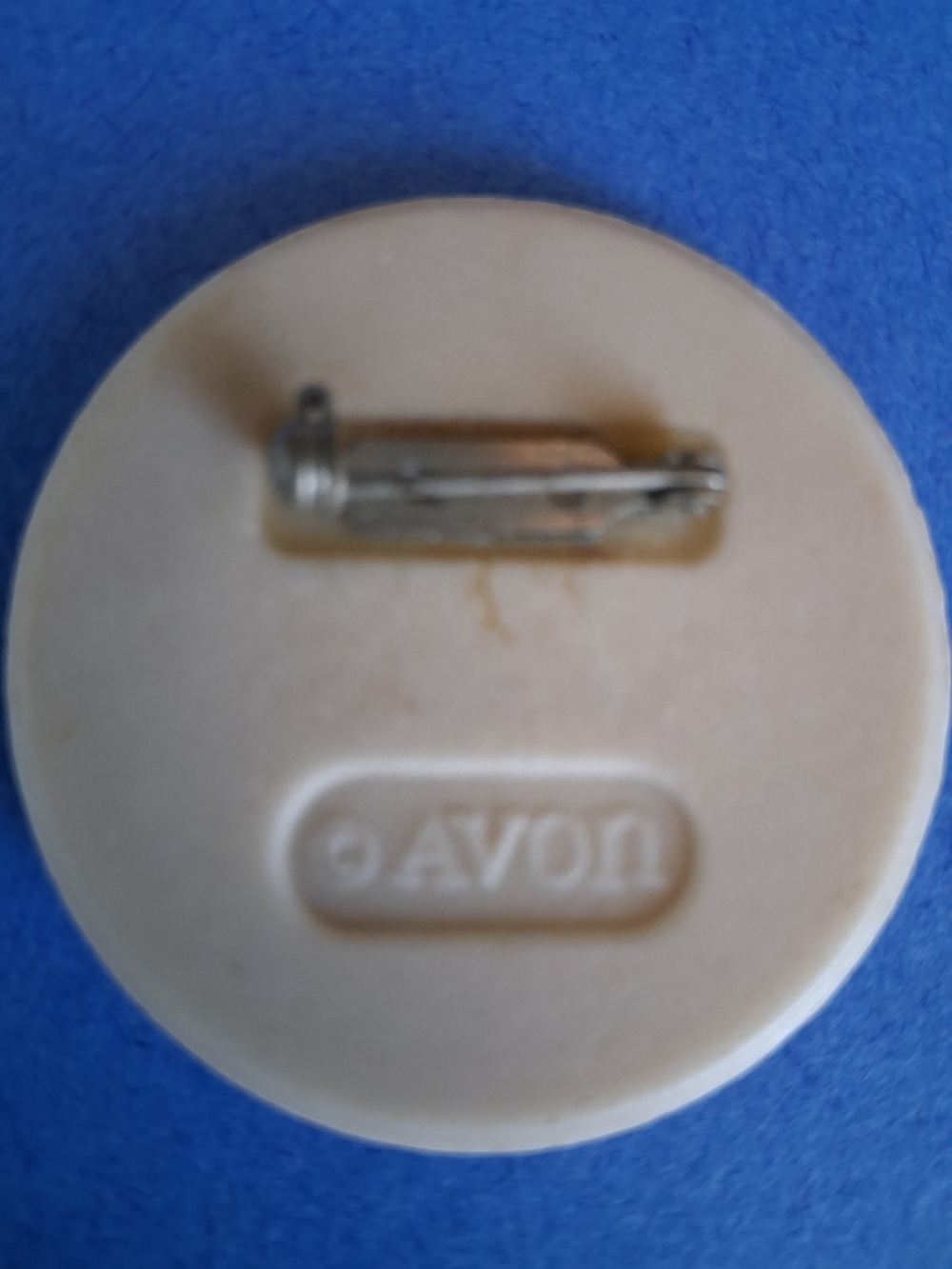 Avon Vintage 1984 Cream Colored Floral Round Button Design Brooch Pin - Picture 2 of 2